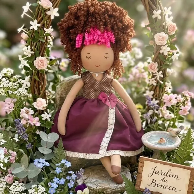 Boneca com cachos e mecha rosa, vestido vinho, num jardim